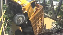 Jembatan di Langkat Jebol, Truk Penuh Muatan Pasir Terjungkal ke Sungai