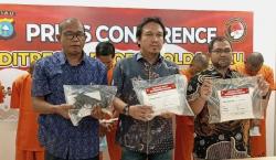 Polda Riau Tangkap 6 Pengedar Sabu 2 Kg, 1 di Antaranya Pecatan Polisi <