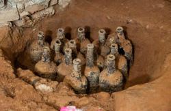 35 Botol Kaca dari Abad Ke-18 Ditemukan di Rumah Pendiri AS George Washington, Apa Isinya?