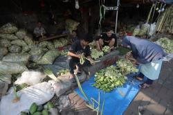 Idul Adha 1445 H, Pedagang Kulit Ketupat Pasar Palmerah Diserbu Pembeli