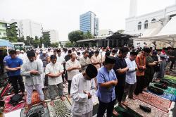 Suasana Salat Idul Adha 1445 H di Masjid Al-Azhar Jakarta