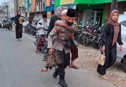 Aksi Heroik Polisi di Bandarlampung Gendong Kakek Disabilitas ke Tempat Sholat Id