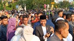 Jokowi Diserbu Warga usai Salat Id di Simpang Lima Semarang, Berebut Swafoto<