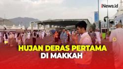 Momen Jemaah Lempar Doa ke Langit saat Makkah Diguyur Hujan Deras Pertama di Musim Haji
