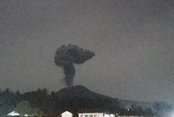 Gunung Ibu Kembali Erupsi Malam Ini, Luncurkan abu Vulkanik 2000 Meter