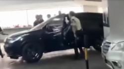 Viral Mobil Dikejar Satpam di Area Parkir Mal Bandung, Sejoli Tepergok Mesum<