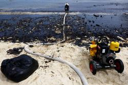 Pantai Pulau Sentosa Singapura Berubah Jadi Hitam akibat Tumpahan 400 Ton Minyak