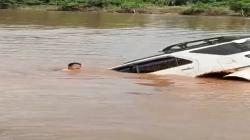 Detik-Detik Fortuner Ditumpangi Kapolsek Katingan Hulu Tercebur ke Sungai, Warga Histeris