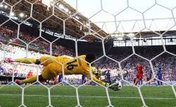 Maarten Paes Murka Lihat Aksi Mike Maignan Tepis Penalti Robert Lewandowksi Diulang, Kenapa?