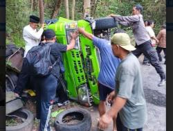 Minibus Diduga Rem Blong Terguling di Bantul, Belasan Penumpang Luka-Luka <