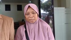Momen Ayah dan Ibu Jenguk Pegi Setiawan di Polda Jabar, Bawa Ikan Tongkol dan Orek Tempe<