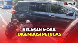 Mobil Digembosi Petugas, Pengunjung Merasa Rugi Bayar Parkir Rp30 Ribu ke Jukir Liar Monas