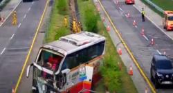 Kecelakaan Bus Tabrak Truk di Tol Jombang, 1 Tewas 2 Luka-Luka