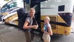 Viral Pria di Terminal Bantu Bule Naik Bus AKAS Pakai Bahasa Inggris Aksen Jawa, Netizen: Good Job Mas