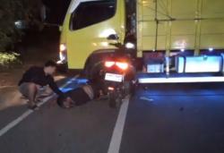 Horor Pemotor Tewas Tabrak Truk di Ngawi, Motor Menancap Bak