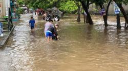 Banyak Motor Mogok usai Nekat Terobos Banjir di Bintara Bekasi