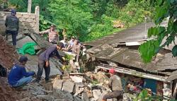 Longsor di Depok Timpa 2 Rumah dan 2 Motor, Warga sempat Dengar Gemuruh 