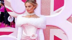 Berbadan 2, Margot Robbie Tampil Modis Pakai Crop Top saat Liburan di Italia 