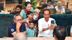 Momen Jokowi Nongkrong di Kafe Lampung Tengah, Layani Permintaan Foto Warga