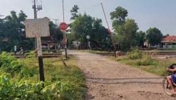2 Perempuan Berboncengan Motor Tewas Tertabrak Kereta hingga Terpental di Subang<