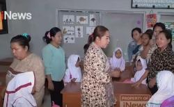 Hari Pertama Masuk Sekolah, Orang Tua dan Murid di Indramayu Datang sejak Subuh