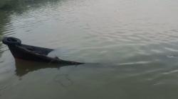 Perahu Bawa Belasan Pelajar Tabrakan hingga Terbalik di Sungai Kanan