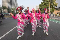 Ratusan Ibu-Ibu Parade Sambut Hari Kebaya Nasional 2024