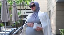 Potret Syahrini Pamer Baby Bump Bareng Suami Banjir Doa: Sehat Mommy