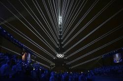 Foto-Foto Pembukaan Olimpiade 2024 di Paris, Menara Eiffel Bercahaya Laser 