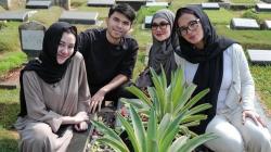 Bersyukur Jadi Istri Thariq, Aaliyah Curhat di Makam Adjie Massaid: Kita Ada di Tangan yang Tepat