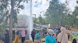Sampang Heboh, Semburan Air Setinggi 15 Meter Muncul di Lokasi Pengeboran Sumur<