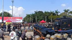 Pasukan Powerhand Den45 Brimob Baku Tembak dengan Perusuh di Bandung, Ternyata Simulasi<