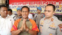 Tampang Pelatih Renang Tendang Perempuan di Asahan, Tangan Bersimpuh Minta Maaf ke Korban<
