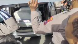 Avanza Dihentikan Warga Usai Tabrak Motor di Madina, Digeledah Ternyata Bawa 5 Karung Ganja<