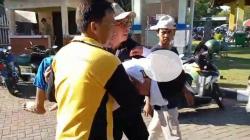 Cuaca Terik, Peserta Lomba Gerak Jalan di Bangkalan Berjatuhan<