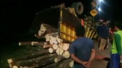Truk Angkut Kayu Gelondongan Terbalik di Banyuasin, 5 Orang Teriak Kesakitan Terjepit Muatan