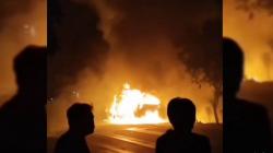 Truk Terbakar Hebat di Jalan Raya Lumajang, Kobaran Api Sambar 2 Rumah Warga