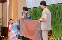 Pesona Ulos, Kreasi Ladies International Program Kenalkan Wastra dari Sumatera Utara