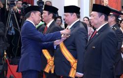 Kawal Perekonomian Indonesia, Menko Airlangga Raih Tanda Kehormatan Bintang Republik Indonesia Utama