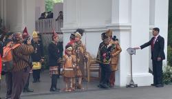 Gibran Tampil Mencolok Kenakan Baju Adat Papua di Istana Merdeka sambil Membawa Tombak
