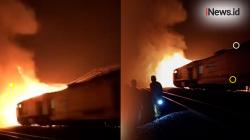 Viral! Detik-Detik Kereta Terobos Kobaran Api Gudang yang Terbakar di Karawang