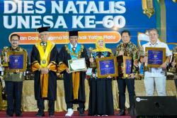 Dorong Pertumbuhan Olahraga Jatim, Khofifah Diganjar Penghargaan Unesa<
