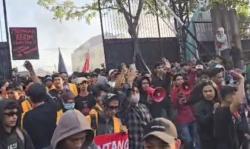Demo di Makassar Hari Ini Memanas, Ribuan Mahasiswa Terobos Gerbang DPRD Sulsel