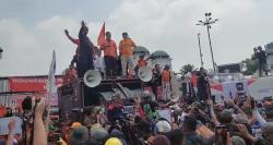 Habiburokhman Dilempari Botol saat Temui Massa Aksi di Depan Gedung DPR 