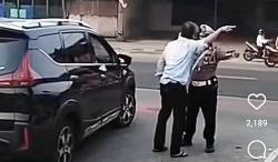 Viral Pengemudi Xpander Ngamuk Ditegur Polisi Masuk Jalur Busway, Netizen: Tunggu Permohonan Maafnya