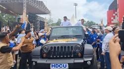 Pasangan HDCU Naik Jeep Rubicon Daftar ke KPUD Sumsel, Dikawal Ribuan Pendukung<