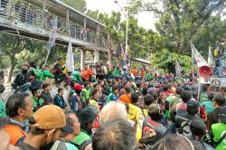 Kawasan Patung Kuda Dipenuhi Ojol Menuntut Keadilan 