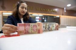 Rupiah Kembali Melemah Pagi Ini, Dekati Rp18.000 per Dolar AS