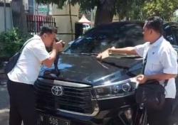 Mobil Bakal Cabup Pasuruan Gus Mujib Pecah Dilempar Batu OTK