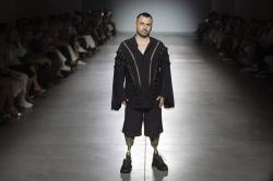 Potret Veteran Perang Ukraina dengan Kaki Palsu Jadi Model Busana
